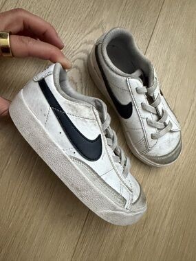 Nike Kids' blazer low ‘77 shoes size 9c kids toddler